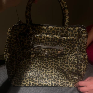 Guess leopard väska - Säljer min oanvända Guess väska. Den är jätte fräsch och har använt den endast 1 gång. Den är vintage och finns inte kvar överallt. Kan diskutera pris. 