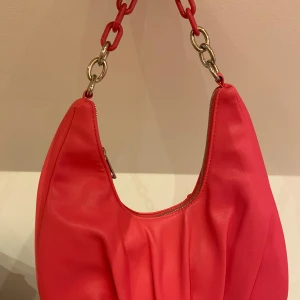 Barbie Rosa axelväska - Snygg rosa axelväska. Endast använd en gång. Jätte snygg och sitter superbra på axeln, får plats med mycket, fungerar precis som den ska. Cool rosa färg som man kan använda för att spicea up en outfit eller skapa kostymer, oavsett vad, passar den till typ vad som helst💗