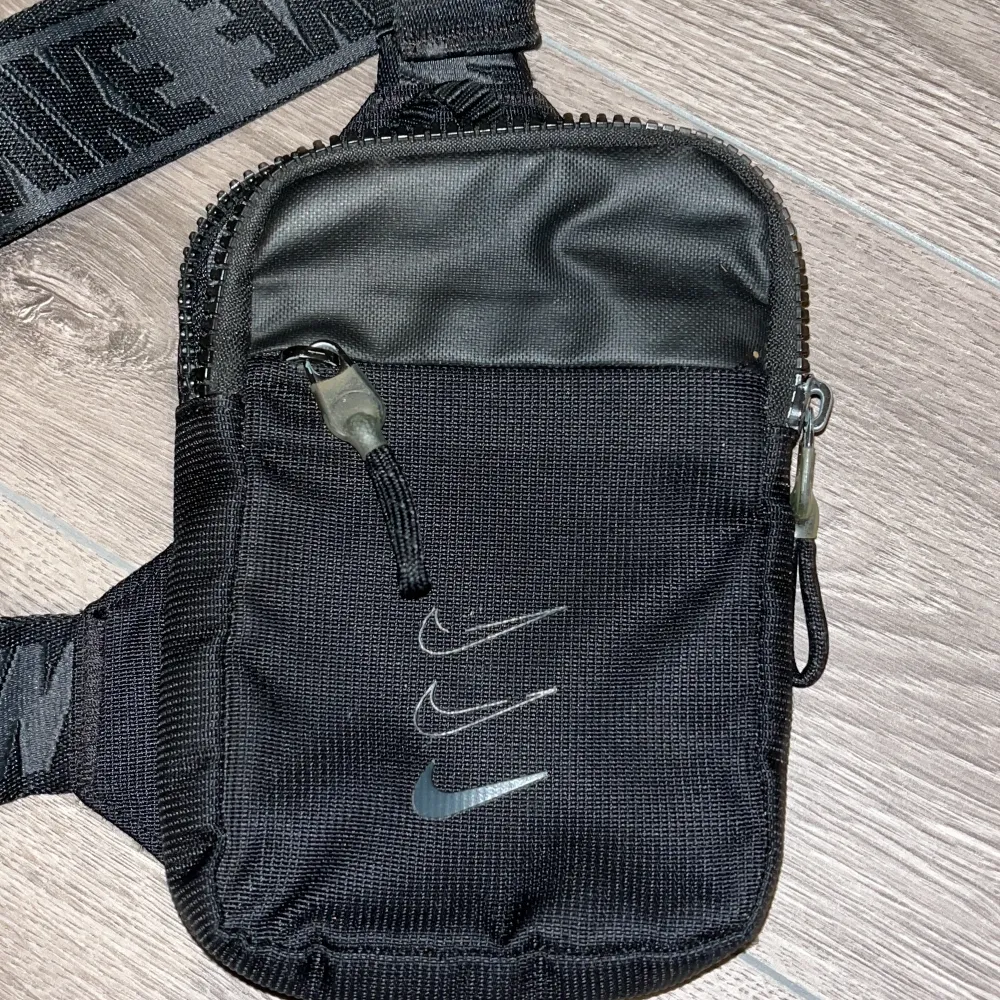 Nike väska  Bra att ha mobil nycklar och många saker i Funkar inga fel alls. Väskor.