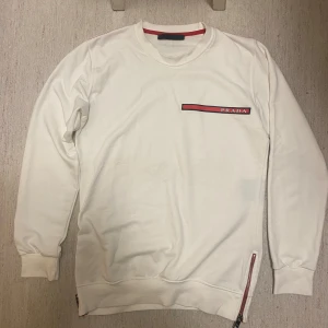 Prada  - Säljer denna heta tröjan som är i nyskick, säljs för den it passar mig, säljs för bra pris.