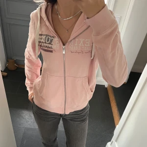Rosa zip hoodie  - Rosa kofta från Lexington i storlek M. Fint skick. Använd gärna köp nu!