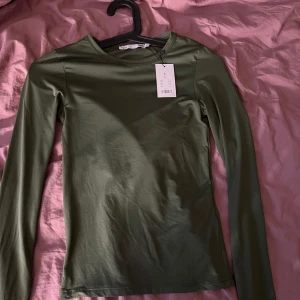 Långärmad Topp - Den är aldrig andvänd då jag inte gillade färgen på mig😄 Storlek S nypris 100kr