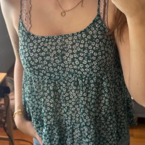 Blommigt linne - Grönt linne från H&M, köpt för länge sedan och använd men utan defekter! Säljer endast då den är lite för liten på mig nu.
