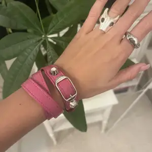 Säljer nu mitt så fina rosa Balenciaga armband 💖