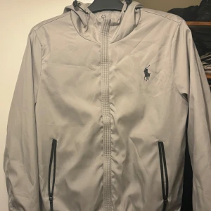 Polo ralph lauren jacka  - Helt ny.(aldrig använt) storlek s. 