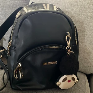 Väska - En love moschino väska gott skick, original. Används som ryggsäck och väldigt bra material. Pris kan diskuteras 