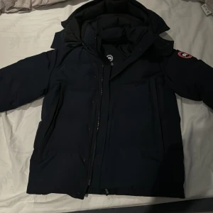 Canada goose jacka - Canada goose jacka som är storlek M använts fåtal gånger den är som helt ny inga problem med den, säljs pågrund av att jag inte vill ha en canada goose mer och behöver pengar.prislappen ingår. Pris kan diskuteras