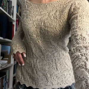 Stickad tröja  - Söt stickad beige tröja från lindex, storlek S i väldigt fint skick💞