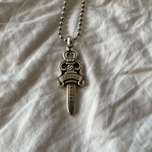 chrome hearts dagger chain - 10/10 skick köpte nyligen. Priset kan diskuteras vid snabb affär!!