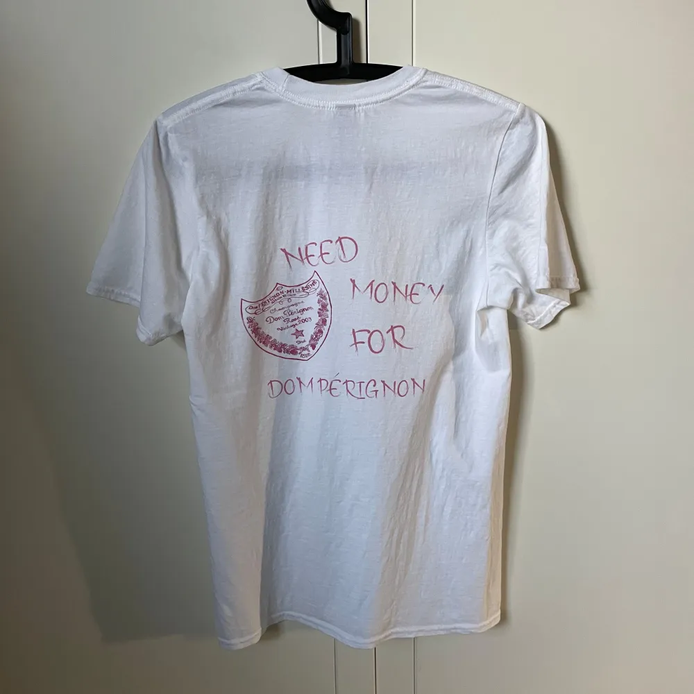 Tja säljer nu denna sköna ”Need money for dom perignon” tshirt. Använd 1 gång! Allmänt skön tischa med skönt tryck! Bara att fråga vid eventuella funderingar mvh . T-shirts.