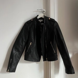 Bikerjacka  - Snygg svart bikerjacka från CROCKER, storlek M. Guld detaljer. Aldrig använd. 