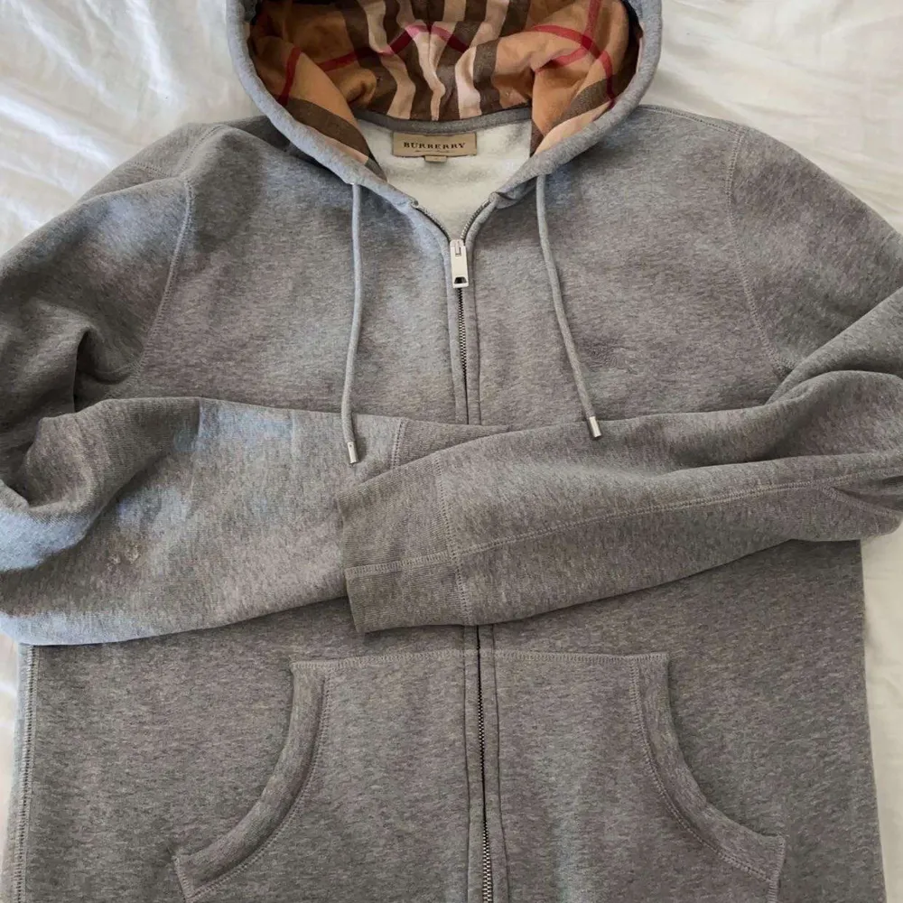 Burberry zip tröja Storlek:M Cond:8/10 Möts i Göteborg eller fraktas  !ÄKTA!. Hoodies.