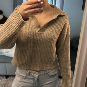 Stickad tröja  - Stickad tröja från Gina Tricot  Bra skick!! 