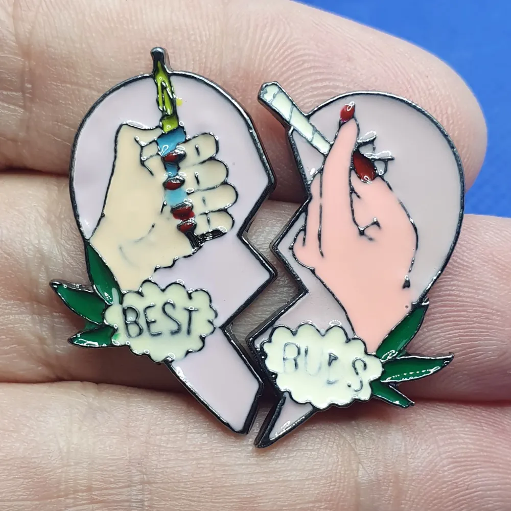 💘Pins att dela med någon du tycker om💘 oanvända. Titta igenom alla mina upplagda och köp fler saker i bundle för att spara på frakten och få allt du köpt i ett och samma paket✨️. Accessoarer.