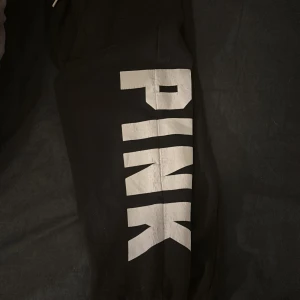  Victoria's Secret byxor  - Säljer svarta mjukisbyxor från Victoria's Secret PINK i storlek M.Den har lite direkt på texten men ingen som syns. Den passar mig som är 160 fråga om funderingar kan gå lägre vill bara bli av med de