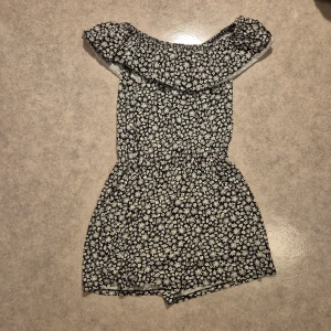 Blommig byxdress - Blommig byxdress med korta ben, går att ha off-shoulder, använd men i bra skick