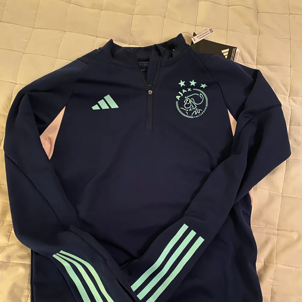 Aldrig använd i nyskick med tagsen kvar. Slutsåld på adidas nypris runt 1000. Storlek xs. Skriv vid funderingar. Sportswear.