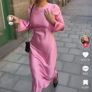 Rosa satinklänning - Superfin satinklänning från Gina som ej säljs längre. 💕💕använd 2 ggr, buda gärna. (Obs kan inte frakta kommande 3 dagar då jag är bortrest)