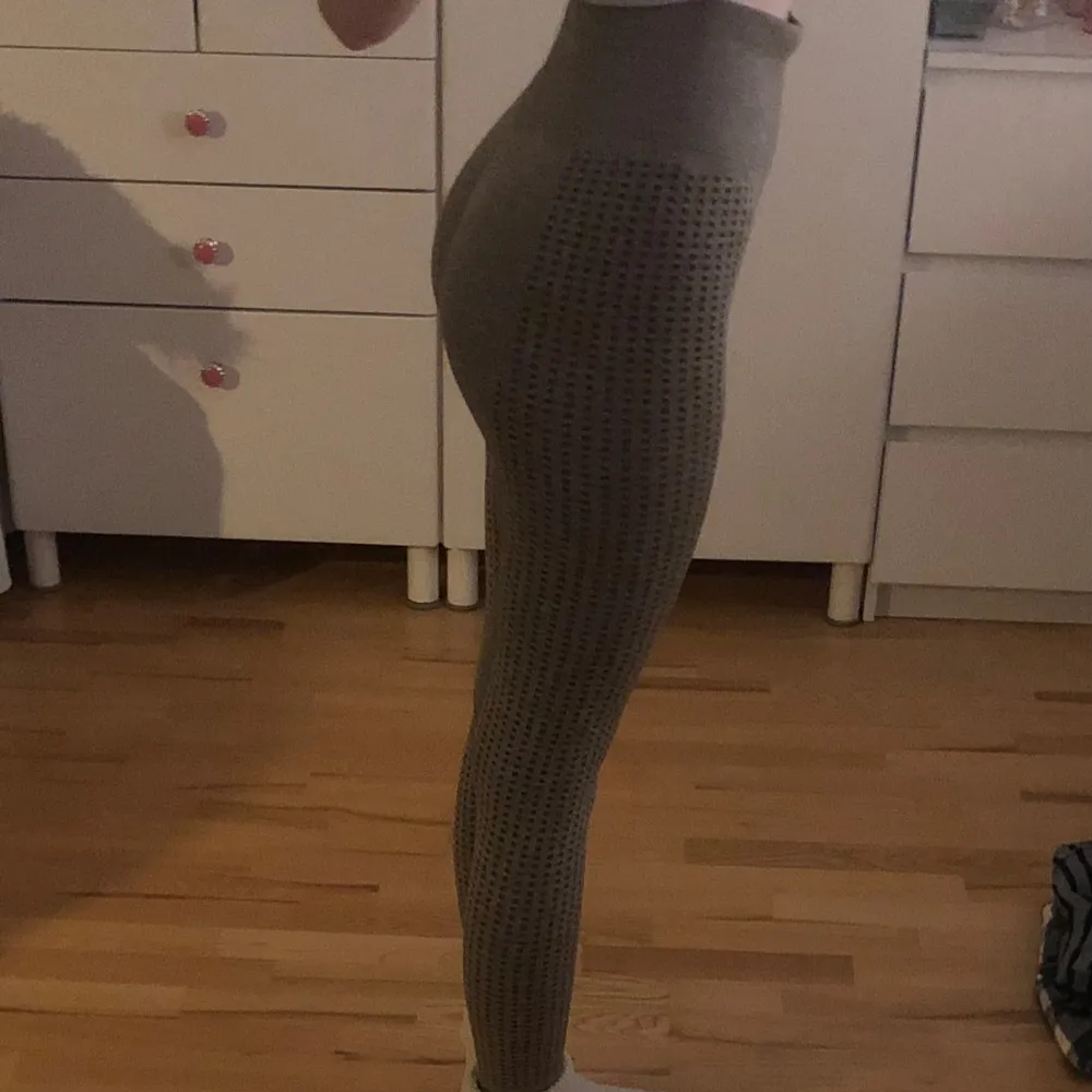 Säljer ett par  leggings från V3 Apparel i storlek XS. De är seamless och har en tight passform som är perfekt för träning. Högmidjade med ett snyggt mönster längs sidorna. Superbekväma och stilrena! Använda men bra skick. Säljer då de är lite korta på mig(är 166). Bara att höra av dig om du har några frågor 🌸. Jeans & Byxor.