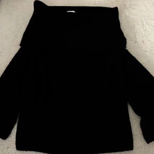 Svart offshoulder tröja - Säljer en stilren svart offshoulder tröja. Den har långa ärmar och en mjuk, bekväm passform. Tröjan är helt oanvänd och i storlek s. 🖤