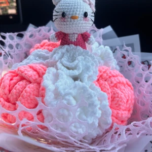 HELLO KITTY BUKETT - Köpt för 1000kr som en gåva, det är ” crochet” bukett