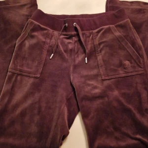 Juicy couture - Bruna Juicy couturebyxor i fint skick. Inga defekter och väldigt sparsamt använda. Storlek S. Hund finns I hemmet. Hör av er vid frågor👍😊