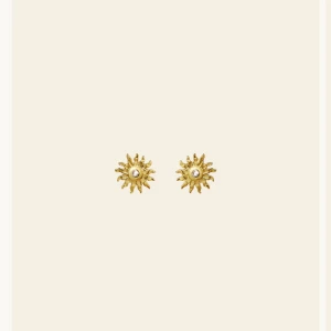 Sol örhängen  - Snygga små sol örhängen i silver pläterat med guld. Har en fin pärldetalj i mitten. Passar både till vardags och fest! ☀️☀️☀️