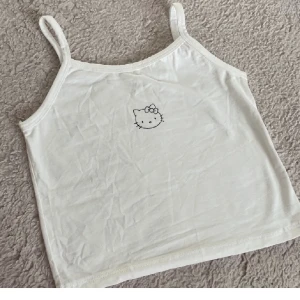 Hello Kitty linne - Säljer en helt ny och oanvänd hello Kitty linne i storlek S. Sitter lite mer kroppsnära på M och lösare på xs. Croppad modell. Frakt tillkommer. Skriv vid frågor! ❤️