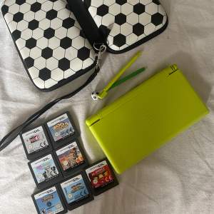 Säljer en cool limegrön Nintendo DS Lite med ett fotbollsmönstrat fodral. Perfekt för spelälskare! Inkluderar flera spelkassetter för timmar av underhållning. Fodralet har lite fläckar på sig så skriv för föer bilder. Använt sparsamt. Man får även med 7 spel ( syns på bilden) och en laddare😁😁