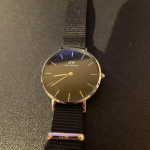 Säljer min Daniel Wellington klocka i svart. Batteriet är slut och behöver bytas. Klockan är i perfekt skick. 