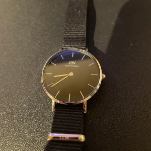 Daniel Wellington klocka  - Säljer min Daniel Wellington klocka i svart. Batteriet är slut och behöver bytas. Klockan är i perfekt skick. 
