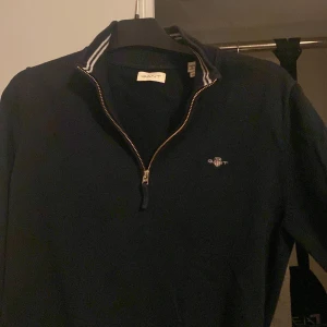 Half zip GANT - En mycket fin half zip i bra skick. Strl 170, köptes från kidsbrandstore för 900. 