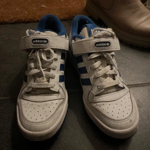 Adidas low forum - super fina skor, använda men sparsamt! Pris kan diskuteras vid snabb affär ☺️ storlek 38!