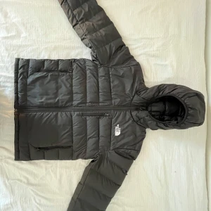 The North Face jacka - The North Face dunjacka i storlek small.  En liten defekt på sidan av jackan men igensytt och inget som syns. 