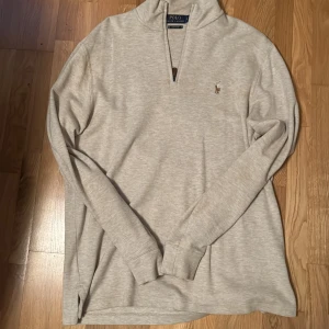 Polo half zip  - Säljer denna polo half zipen för den är för liten nu inget fel på den. Självklart är den äkta Bara o skriva över funderingar 