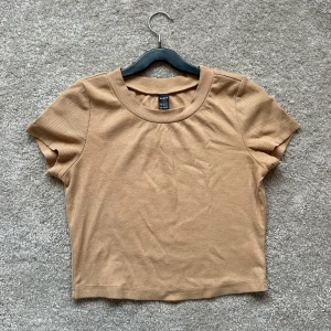T-shirt - Säljer en kort, beige topp i strl S ifrån Shein. Köparen står för frakten🤍