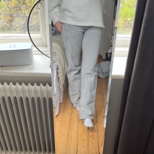 Grå jeans - Säljer ett par grå jeans i bra skick. De har en straight passform och är midwaist. Perfekta för både vardag och fest!🩷🩷
