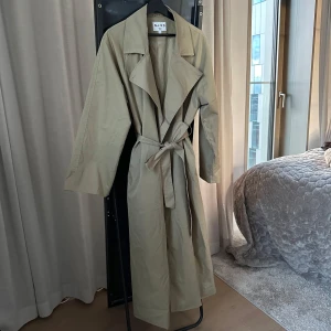 Trenchcoat  - Trenchcoat från NA-KD, knappt använd 💚 mycket fint skick! 