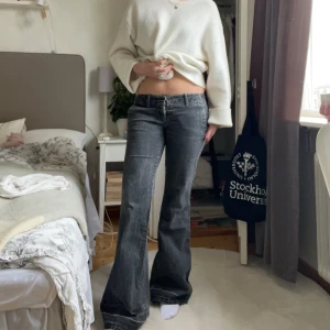 Lågmidjade bootcut jeans - Säljer ett par grå bootcut jeans. Det finns en liten reva vid fållen, men det ger dem bara lite extra karaktär💕💕