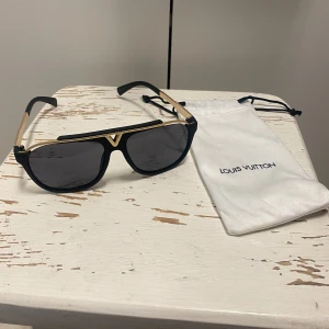 Glasögon - Säljer dessa heta LV glasögon som jag inte vill ha längre för att sommaren är slut, därför säljs dom för mycket billigare än de originala priset.