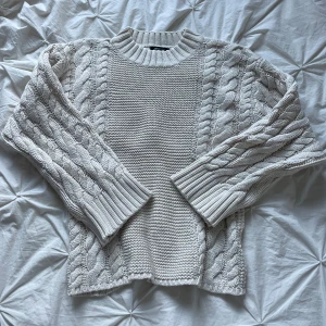 Beige stickad tröja från Gina Tricot - Mysig beige stickad tröja från Gina Tricot i mycket bra skick. Nästintill oanvänd. Är i storlek S men sitter som en M🥰