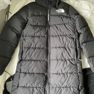 Äkta The North face lång vinterjacka  - Säljer den eftersom min syster vill inte ha den helt ny använd endast 1 gång kan leta efter kvitto till den. Äkta North face jacka.