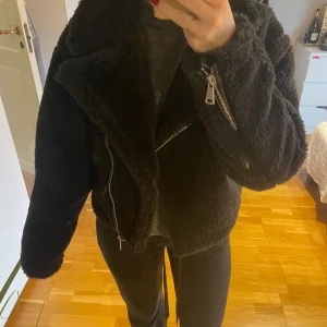 Teddy jacka  - Säljer oanvänd skitsnygg jacka från NA-KD. Den är lite croppad men väldigt tjock och varm
