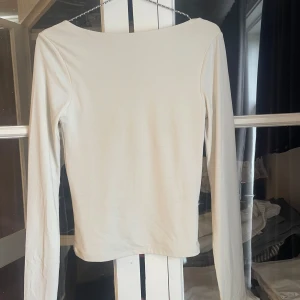 Topp med öppen rygg  - Långärmad topp med öppen rygg, aldrig använd 