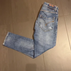 Dondup jeans  - Feta dondup jeans med slitningar. OBS en liten patch på höger ben. (Se bild). Annars väldigt gott skick. Modellen är 180 och väger 65kg. Hör av er vid frågor eller funderingar!⚜️🙌