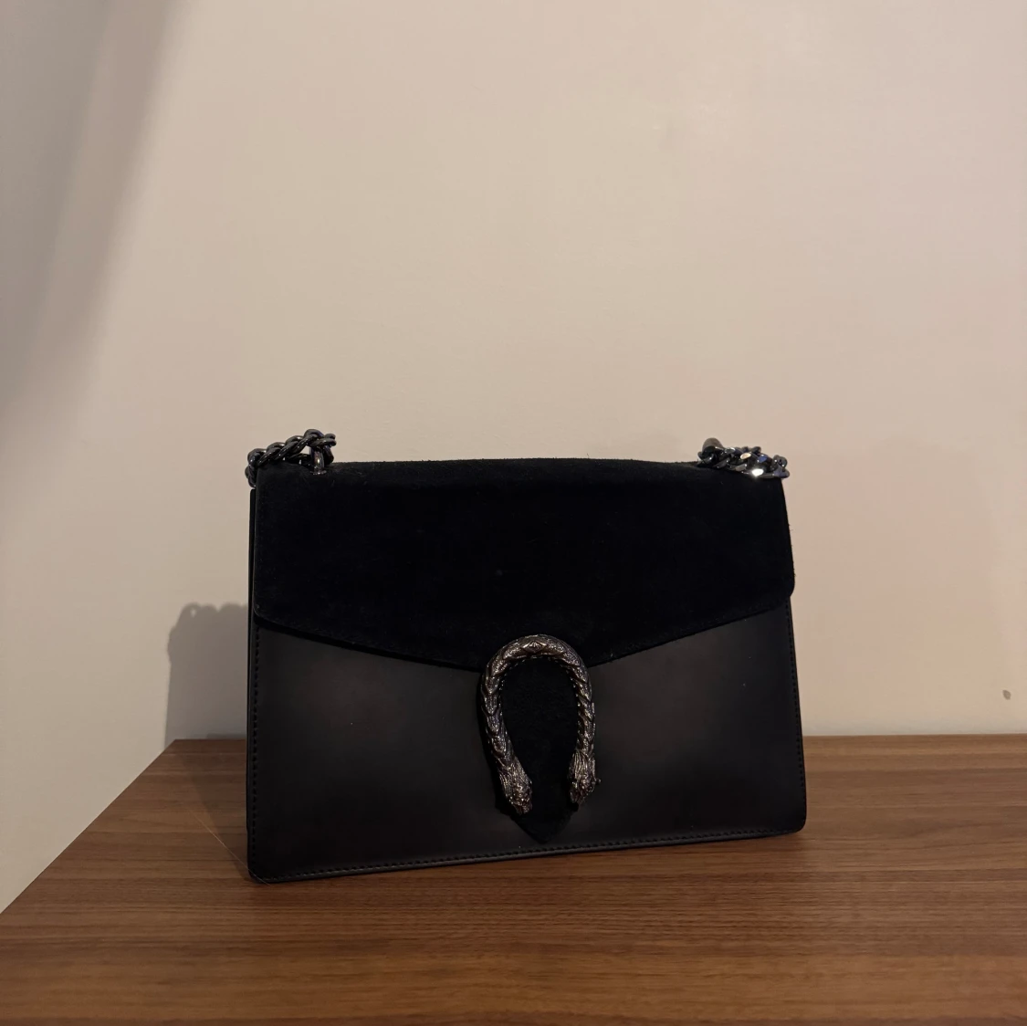 Fin svart väska i sammet och läder - 91