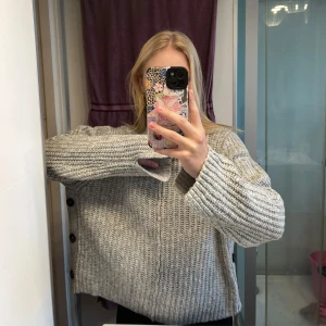 Stickad tröja med kanppdetalj - Säljer en stickad tröja som inte längre kommer till användning för mig🫶🏻 Hör av er för fler bilder eller frågor🤍