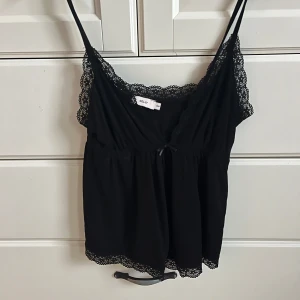 Topp - Söt topp från Nelly. Jättefint skick. Storlek xxs men passar mig som vanligtvis har xs och s i toppar🩷