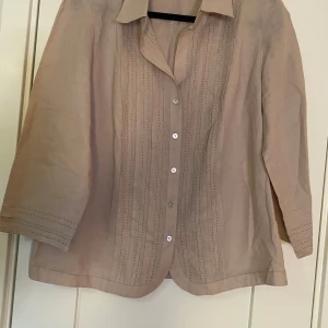 Ny beige blus i linne i strl 44 från Peter Hahn - Ny beige blus i linne i strl 44 från Peter Hahn.  Ny, aldrig använd.  Mått Över bröstet: ca 58 cm Längd från axeln och ner: ca 62 cm  60% linne och 40% bomull   Kommer från ett djur och rökfritt hem.