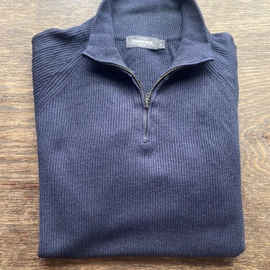 Riktigt snygg ribbad quarter zip  - Size M, marinblå, mycket gott skick. Stickad quarter zip från dressman premium med bra material och textur. Nypris 599. 